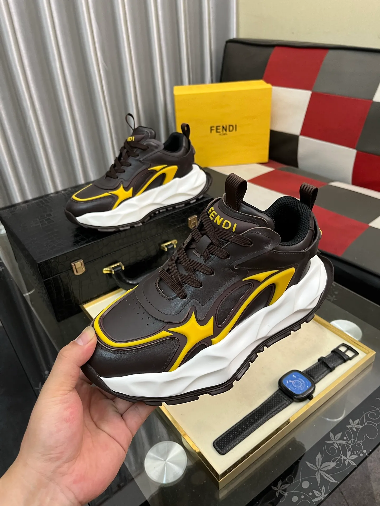 Men's Men's Shoes💰580⌚️⌚️[fendi] Fendi's classic and comfortable men's, this complex sneaker is made of soft calfskin➕genuine leather lining➕original ultra-light rubber material with rough outsole. This unique light style is suitable for the casual and refined sensibility of this season. It is comfortable and natural on the feet. It is an everyday style for casual travel in autumn and winter! 38-446️⃣colors available